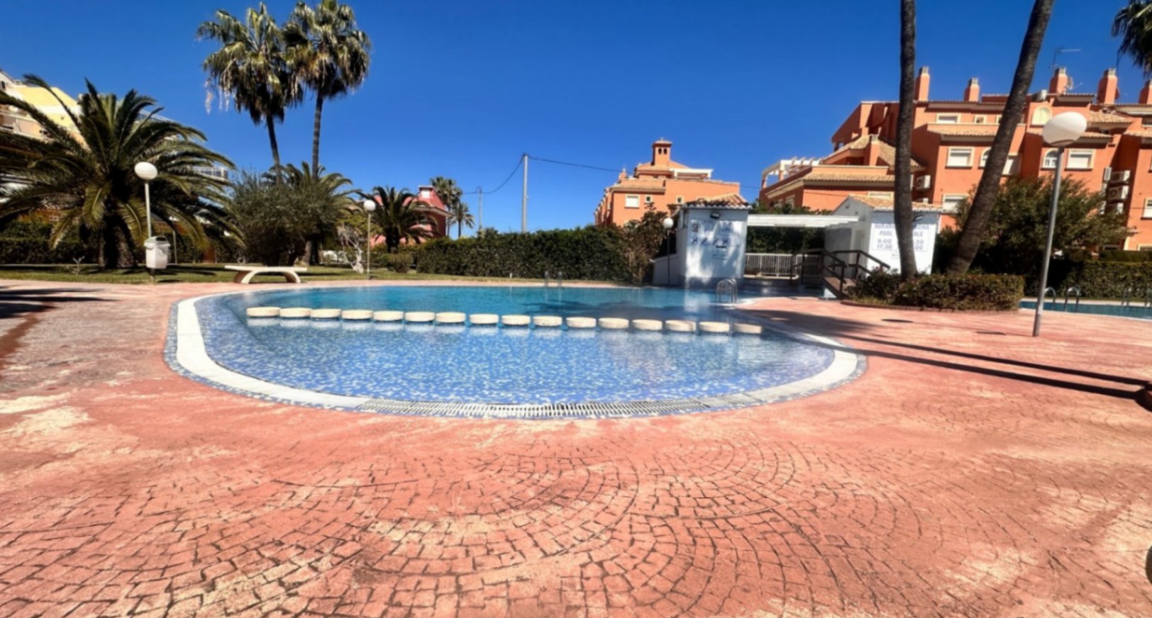 Spacious penthouse with a large terrace, pool, and excellent location in Dénia (Las Marinas)