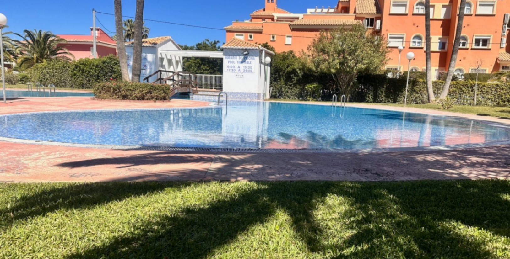 Spacious penthouse with a large terrace, pool, and excellent location in Dénia (Las Marinas)