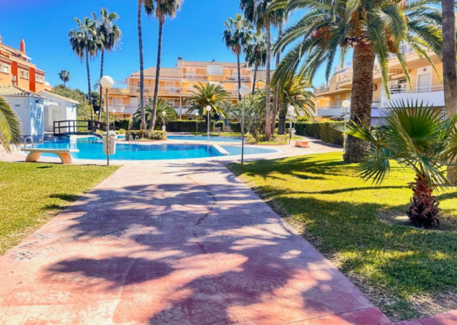 Spacious penthouse with a large terrace, pool, and excellent location in Dénia (Las Marinas)