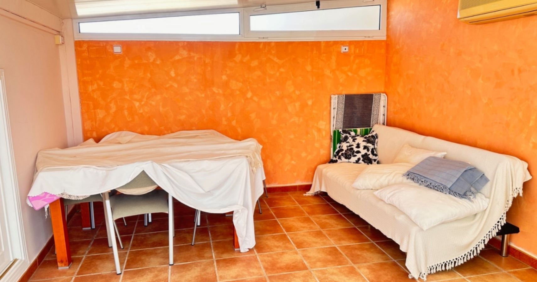 Spacious penthouse with a large terrace, pool, and excellent location in Dénia (Las Marinas)