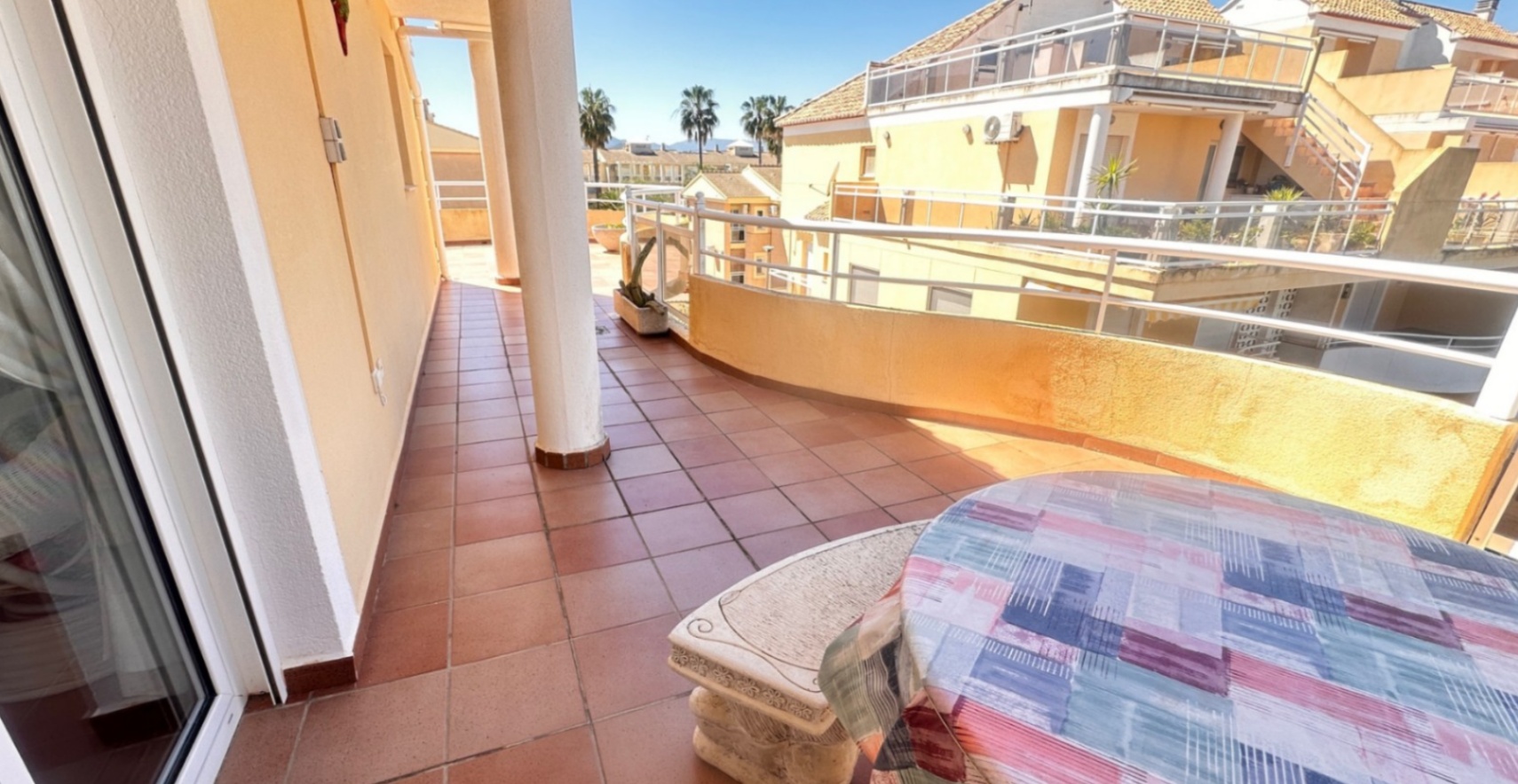 Spacious penthouse with a large terrace, pool, and excellent location in Dénia (Las Marinas)