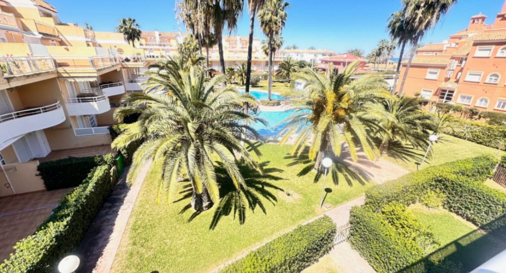 Spacious penthouse with a large terrace, pool, and excellent location in Dénia (Las Marinas)