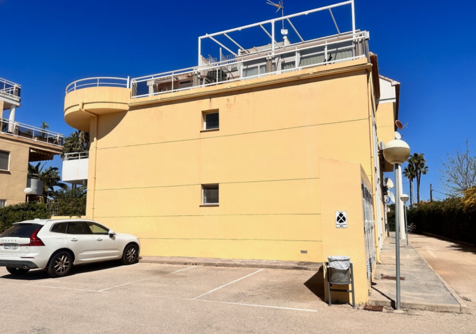 Spacious penthouse with a large terrace, pool, and excellent location in Dénia (Las Marinas)