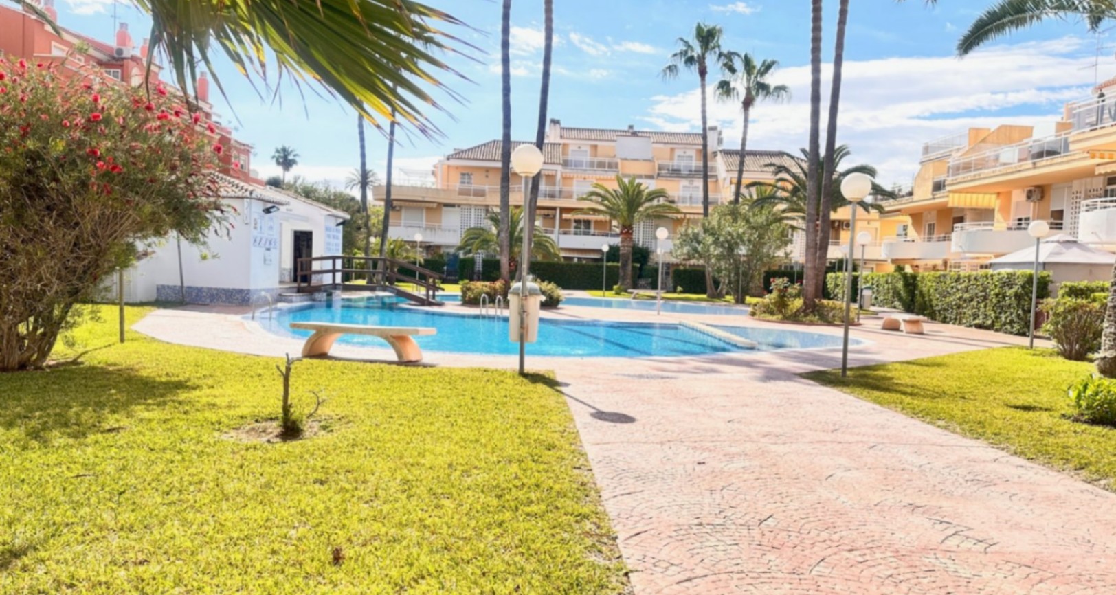 Spacious penthouse with a large terrace, pool, and excellent location in Dénia (Las Marinas)