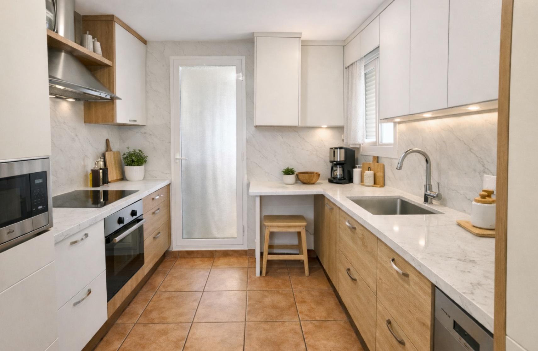 Spacious penthouse with a large terrace, pool, and excellent location in Dénia (Las Marinas)