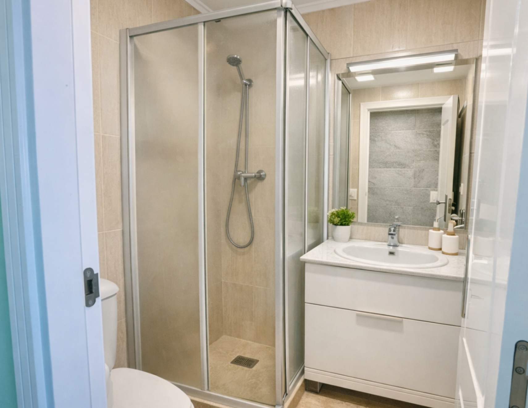 Spacious penthouse with a large terrace, pool, and excellent location in Dénia (Las Marinas)