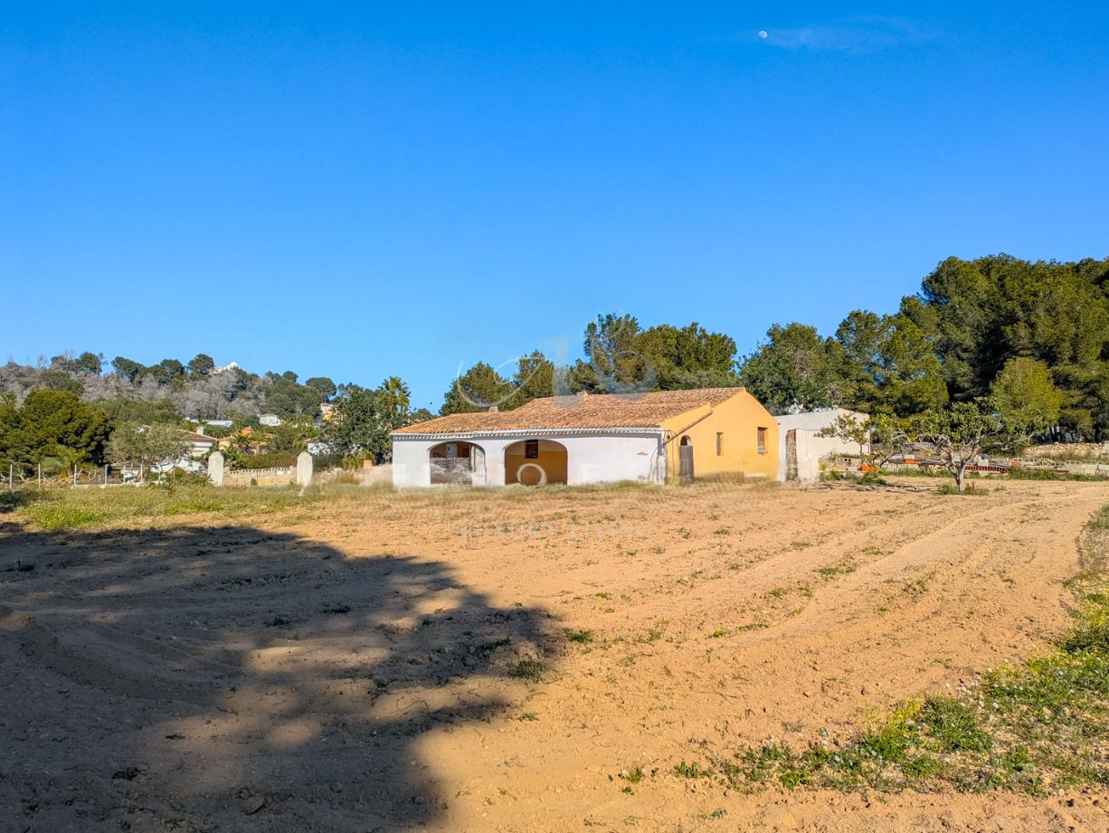 Traditional finca with large plot in Javea