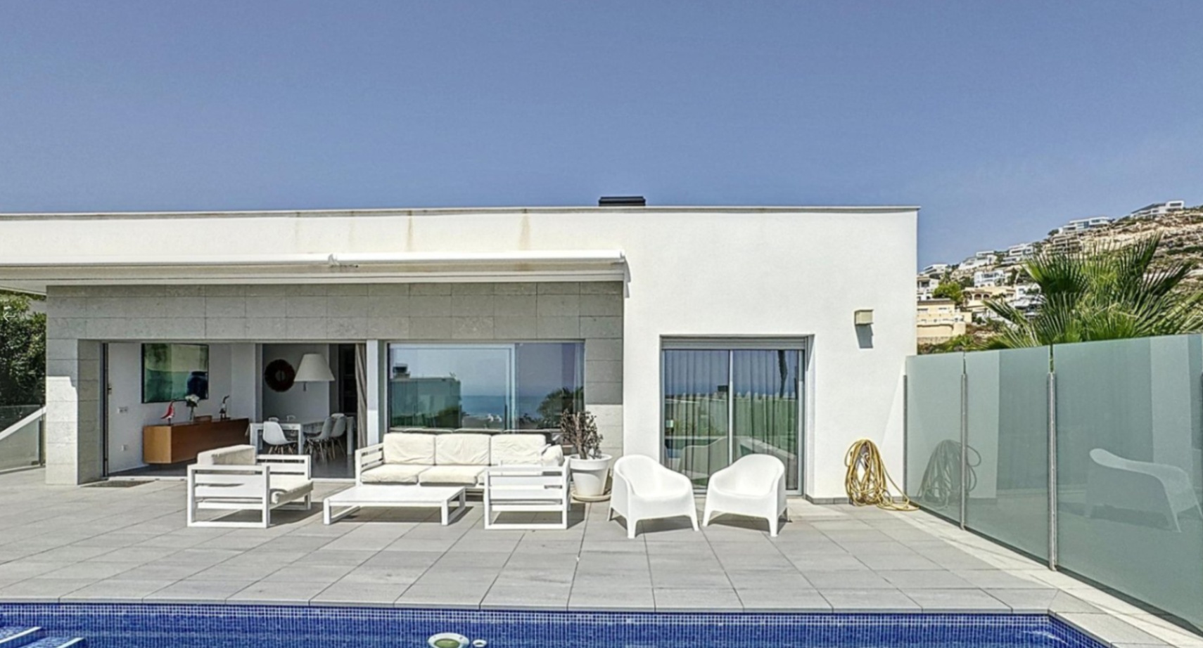 Moderne villa met uitzicht op zee in een woonwijk in Moraira