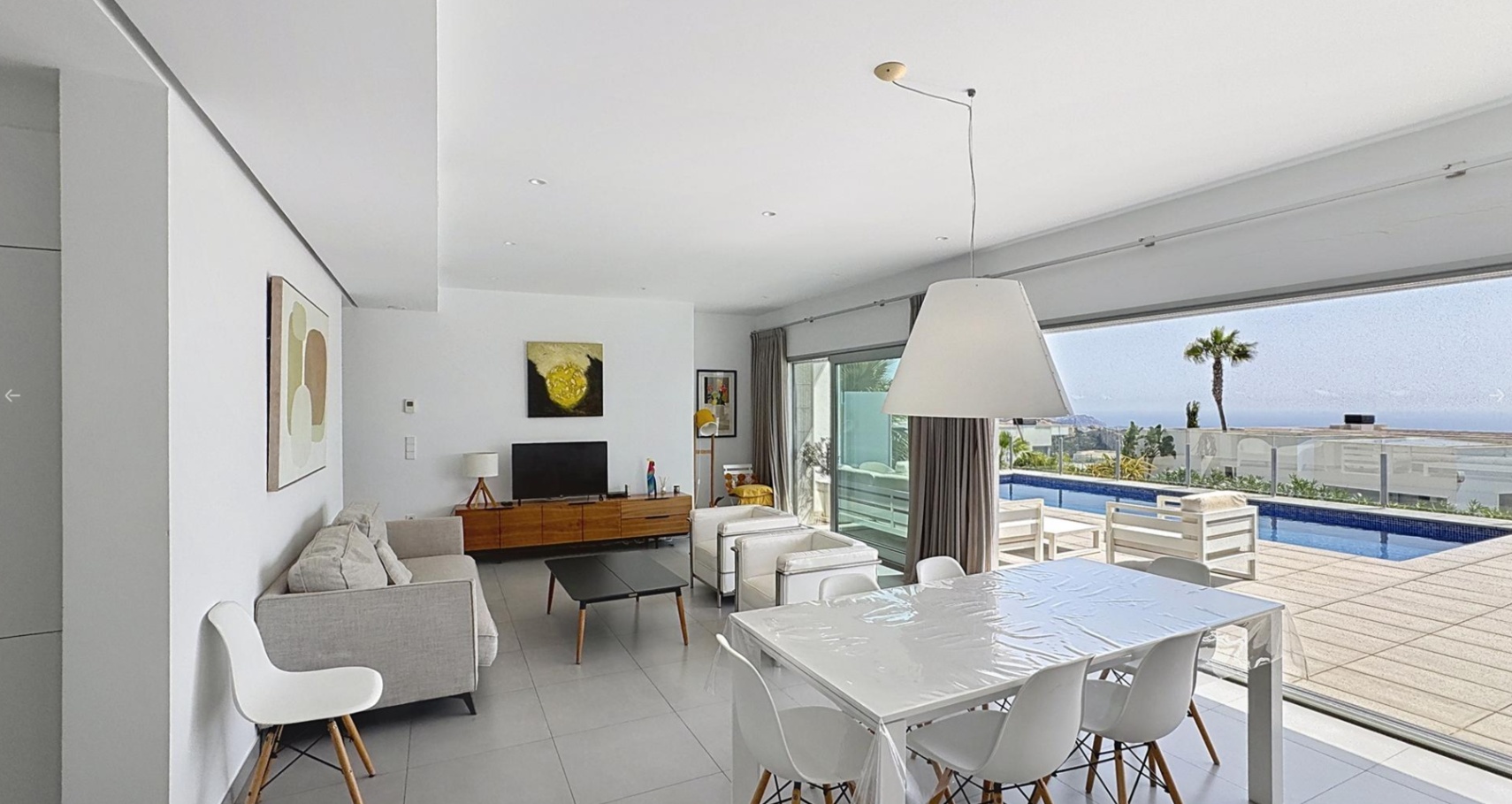 Moderne villa met uitzicht op zee in een woonwijk in Moraira