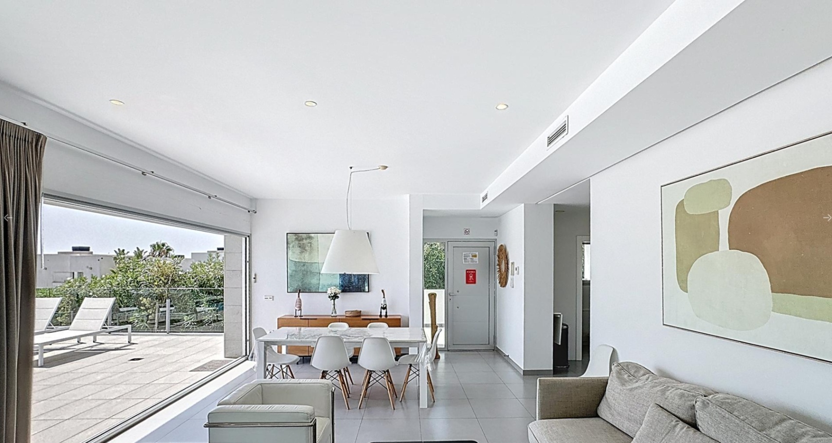 Moderne villa met uitzicht op zee in een woonwijk in Moraira