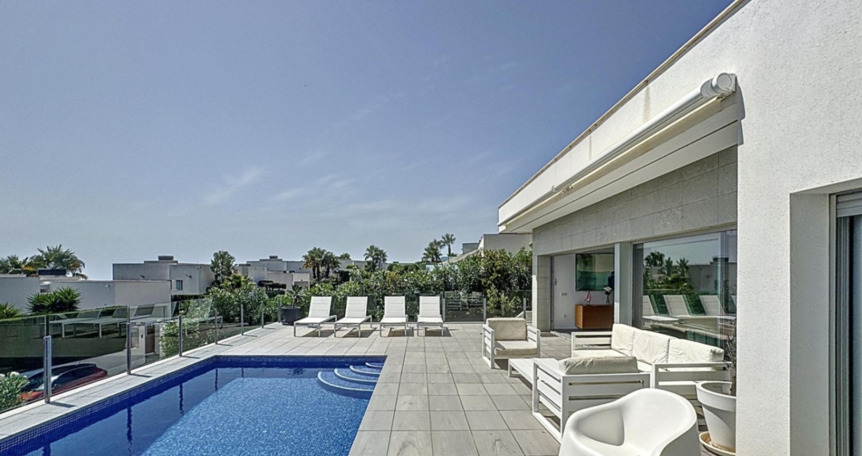 Moderne villa met uitzicht op zee in een woonwijk in Moraira
