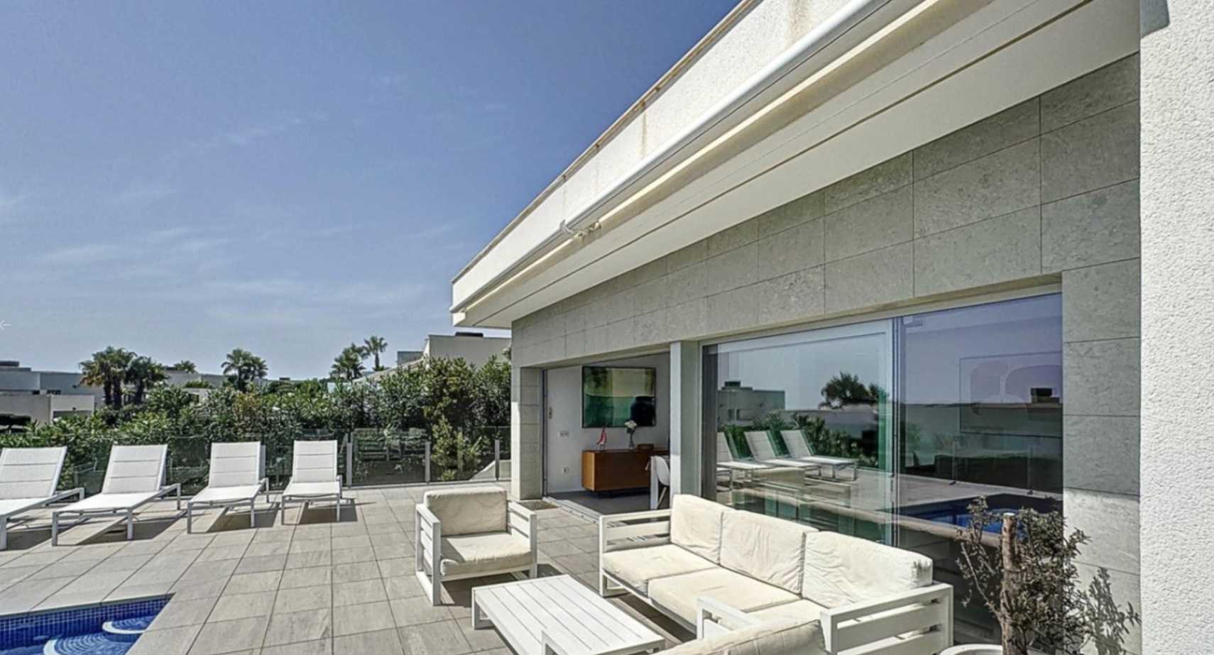Moderne villa met uitzicht op zee in een woonwijk in Moraira
