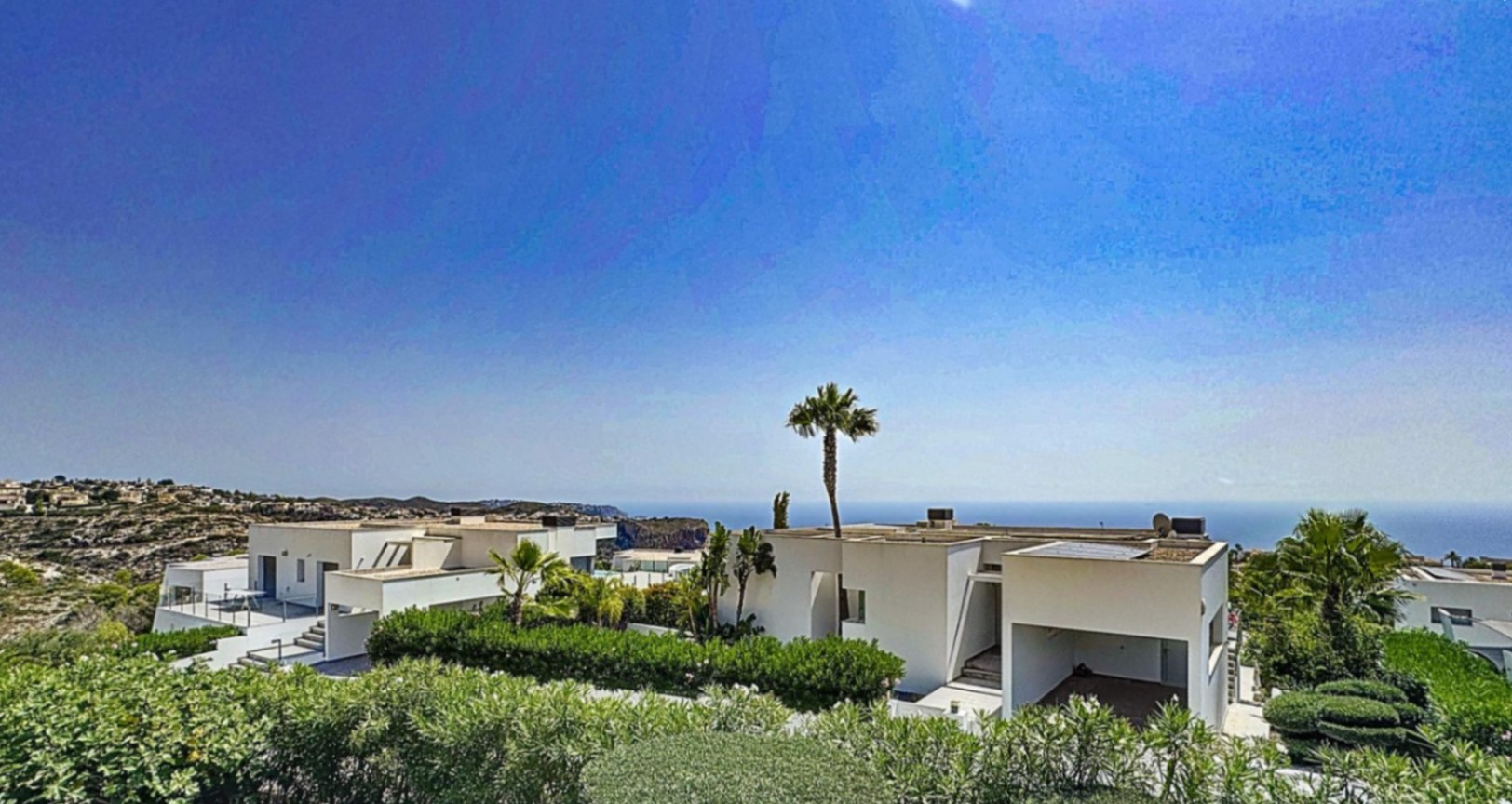 Moderne villa met uitzicht op zee in een woonwijk in Moraira