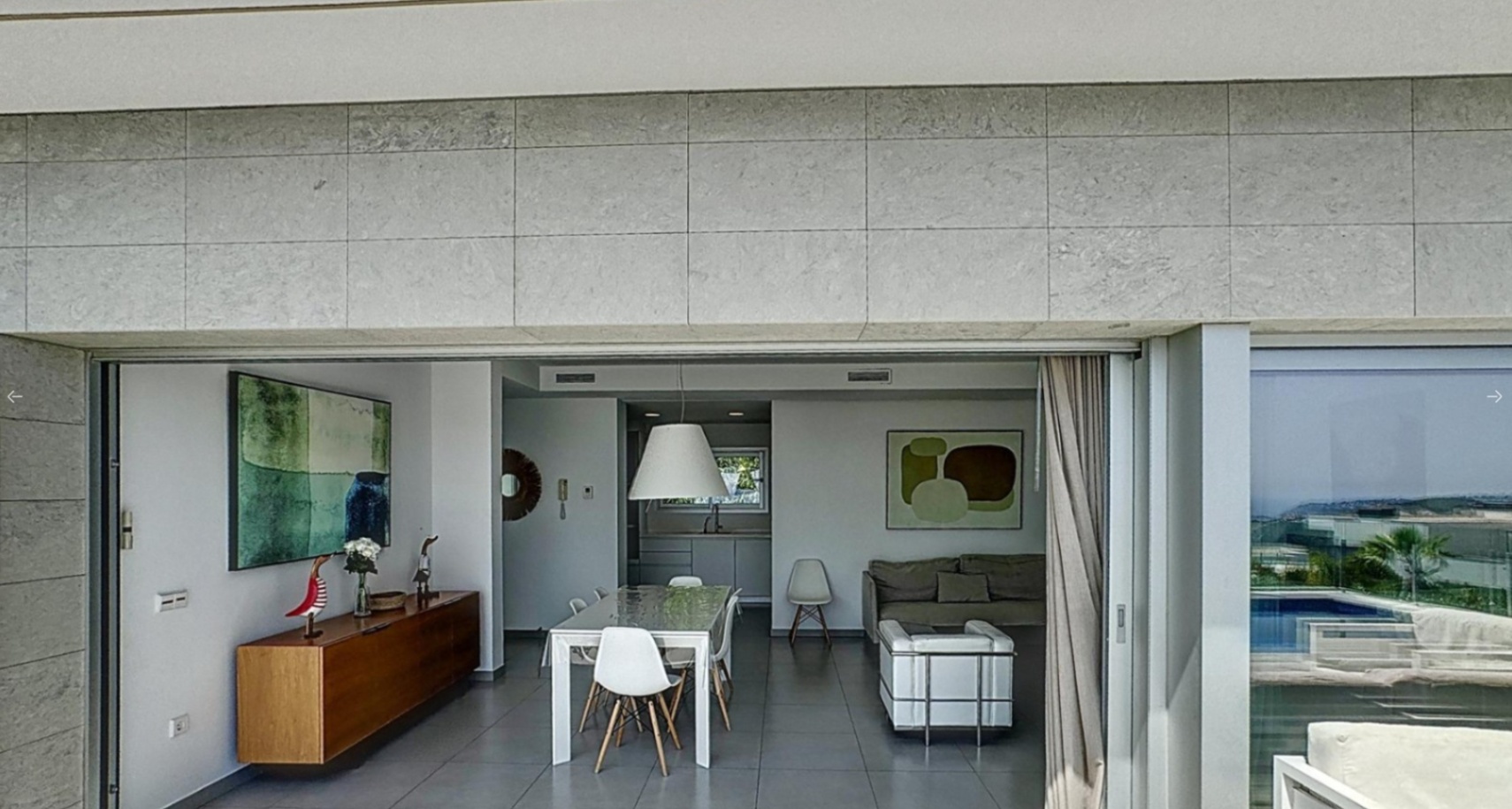 Moderne villa met uitzicht op zee in een woonwijk in Moraira