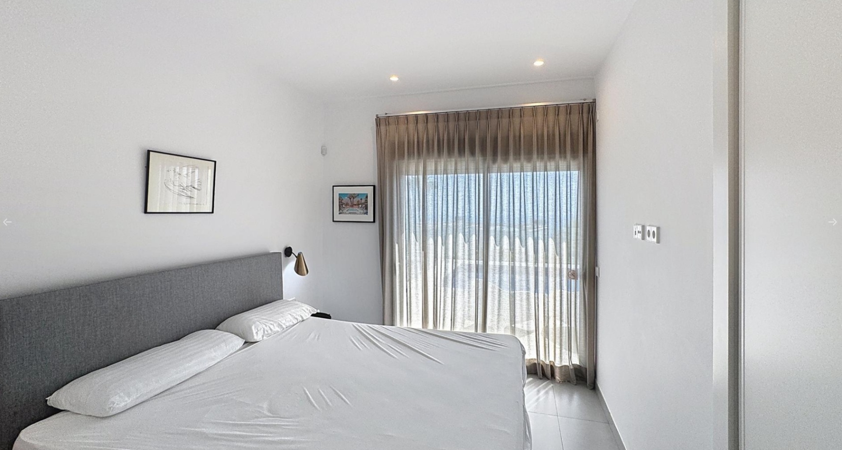 Moderne villa met uitzicht op zee in een woonwijk in Moraira
