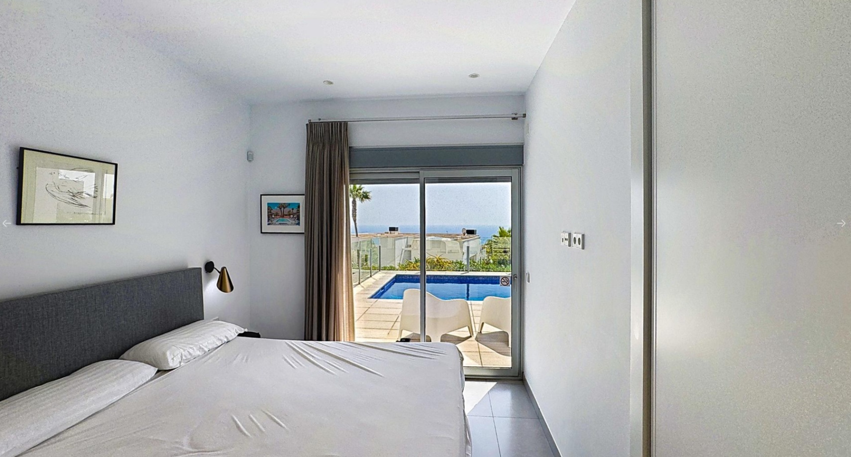 Moderne villa met uitzicht op zee in een woonwijk in Moraira