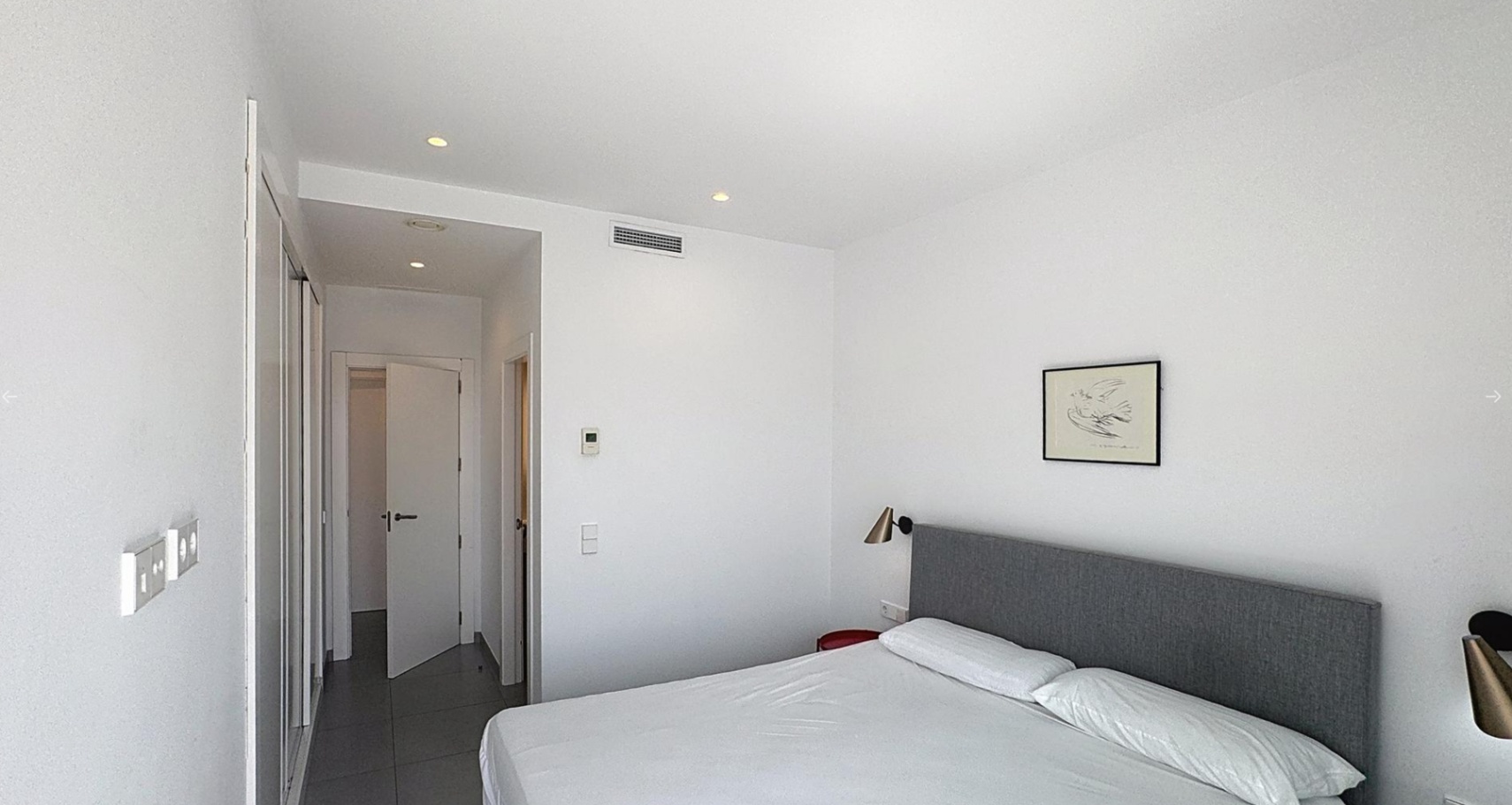 Moderne villa met uitzicht op zee in een woonwijk in Moraira