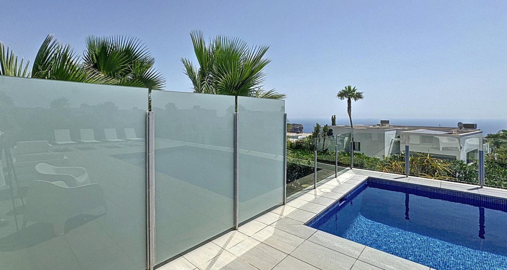 Moderne villa met uitzicht op zee in een woonwijk in Moraira