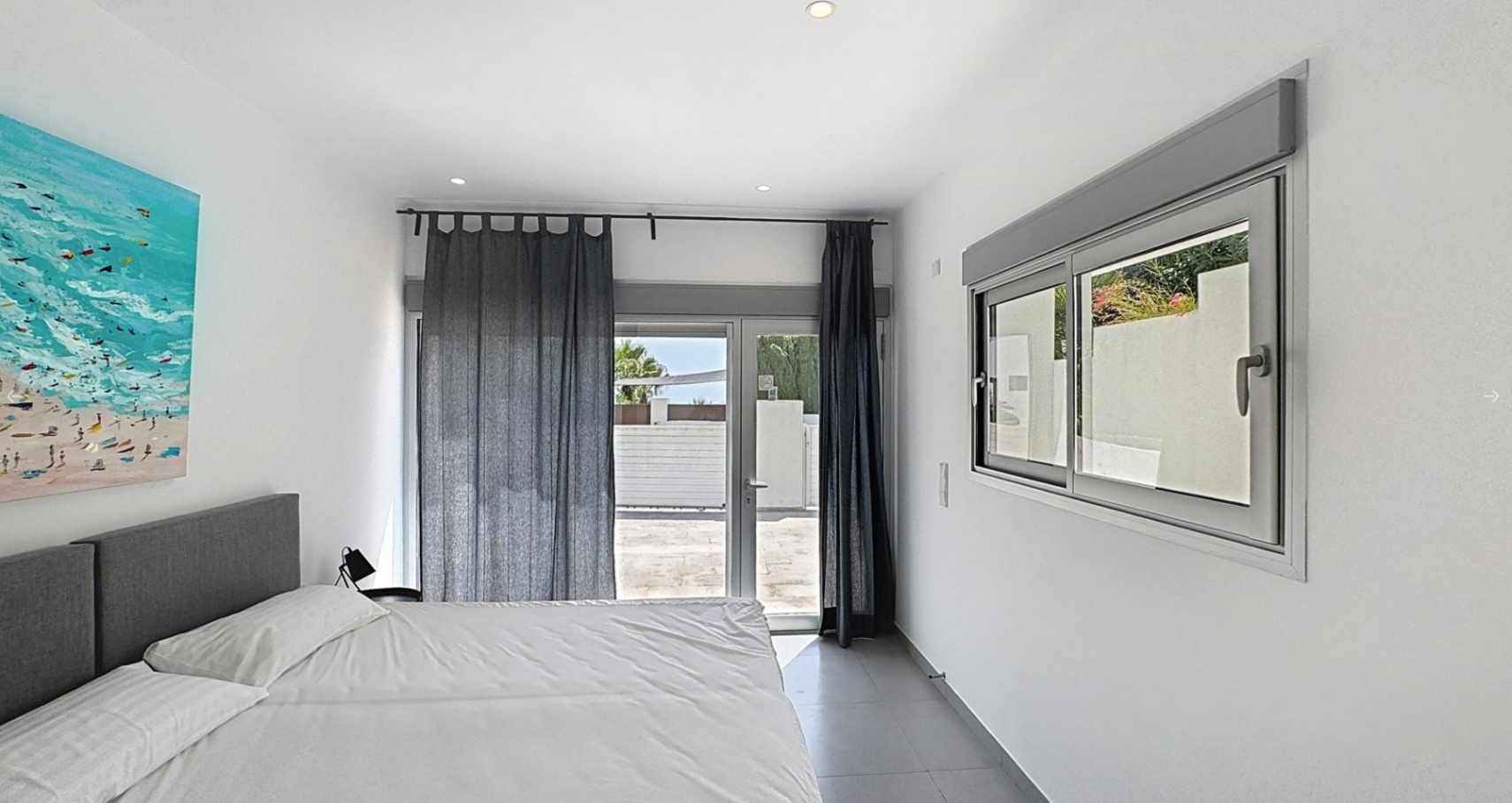 Moderne villa met uitzicht op zee in een woonwijk in Moraira