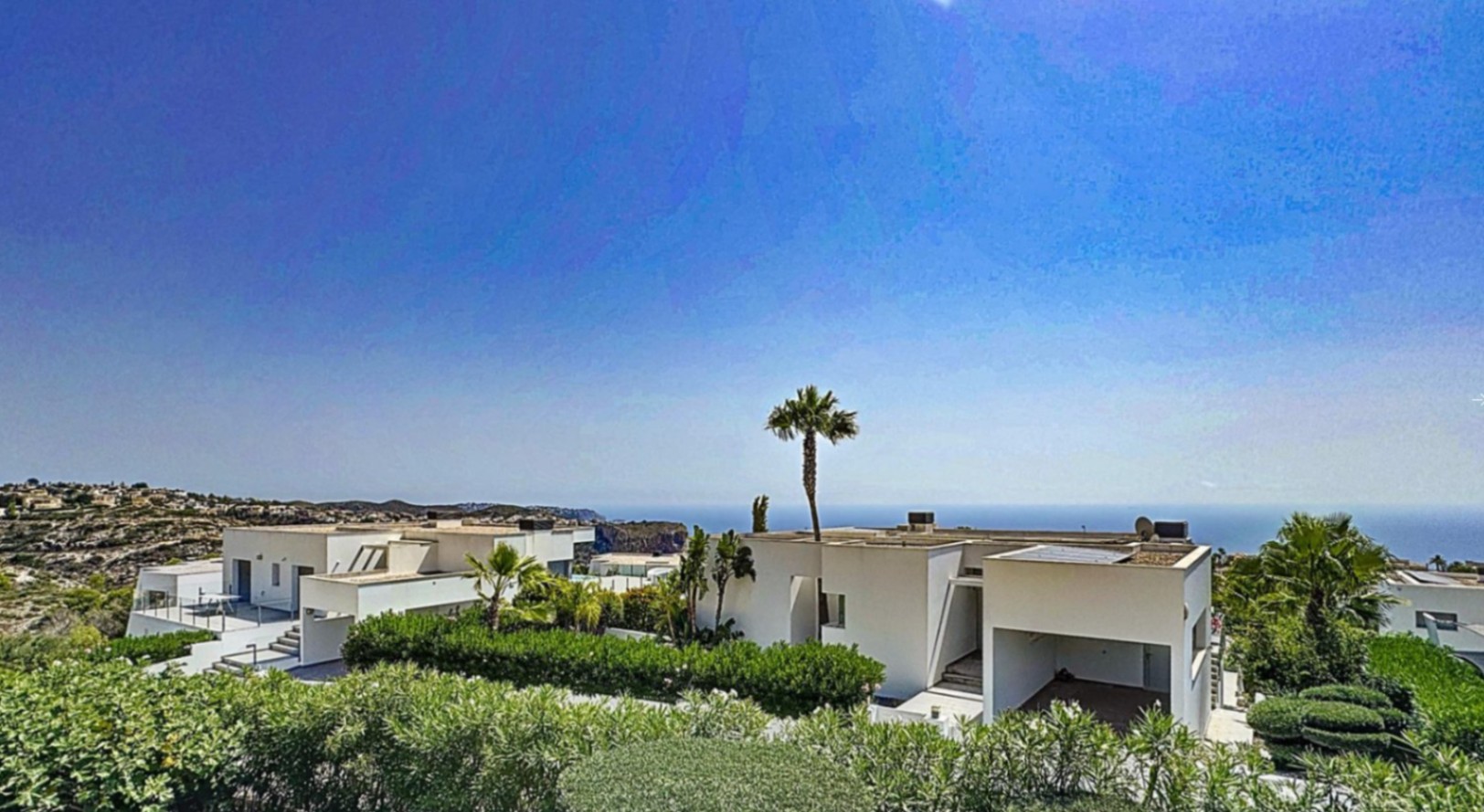 Moderne villa met uitzicht op zee in een woonwijk in Moraira