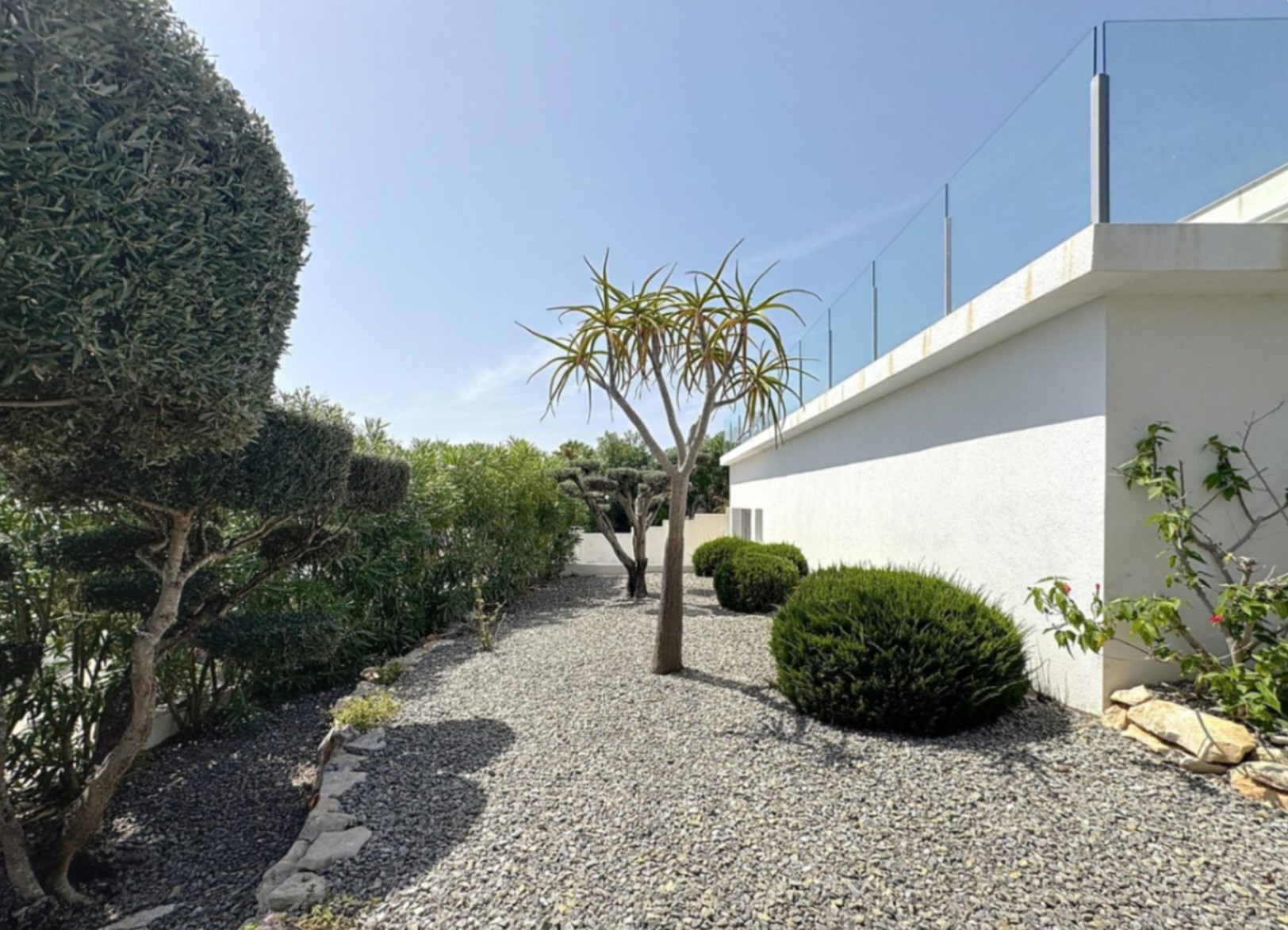Moderne villa met uitzicht op zee in een woonwijk in Moraira