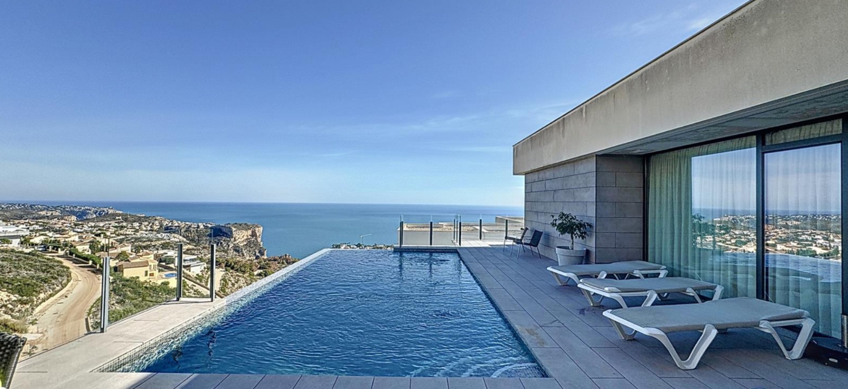 CBHN1200 - Villa moderne avec vue panoramique sur la mer dans un quartier résidentiel de Moraira.