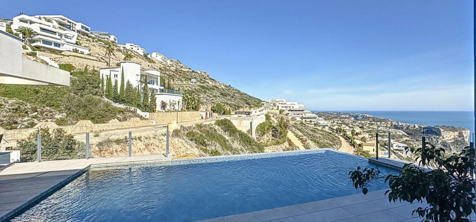 Moderne villa met panoramisch uitzicht op zee in woonwijk van Moraira