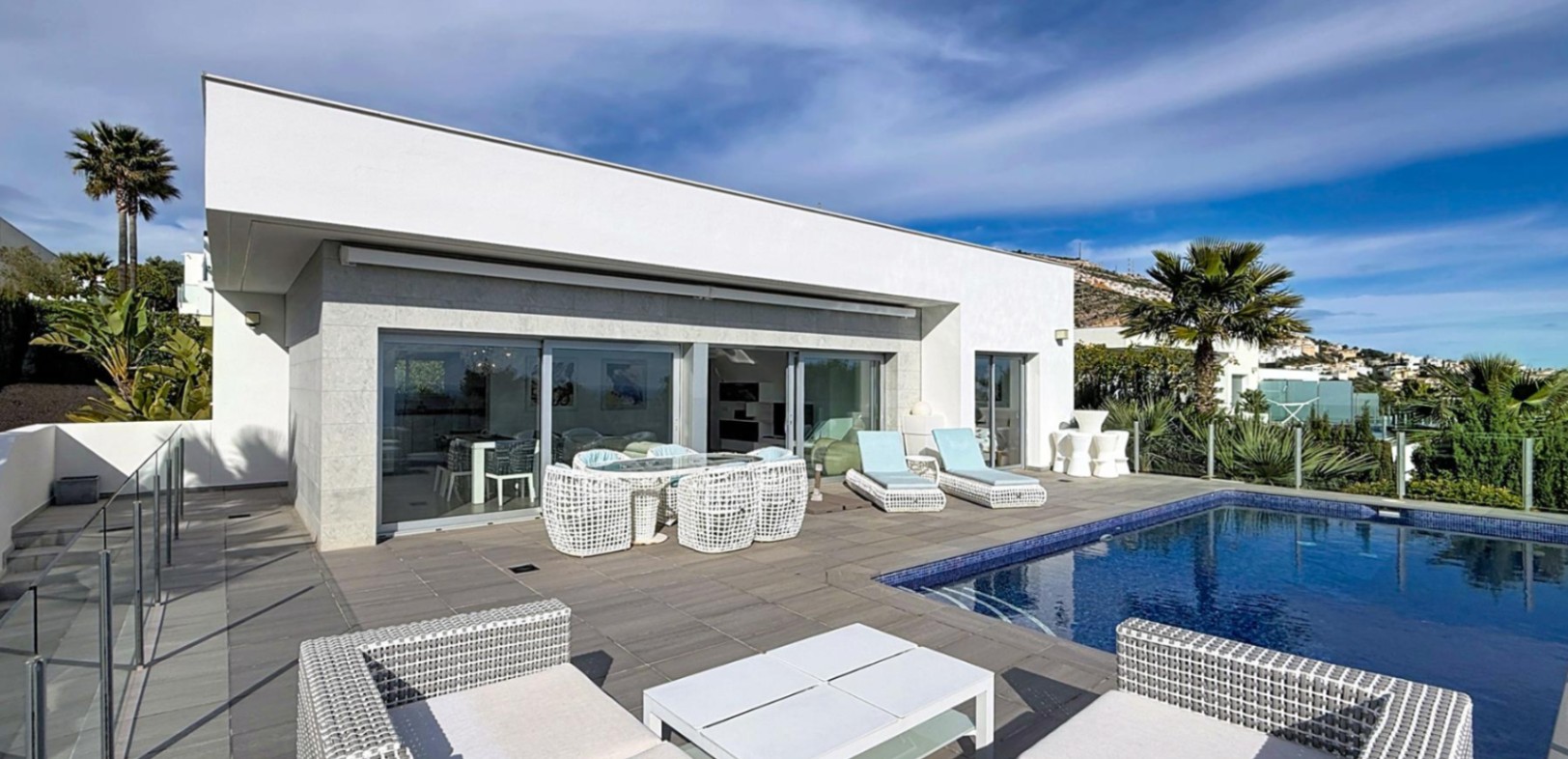 Villa moderne de luxe avec vue panoramique sur la mer dans un quartier résidentiel de Moraira.