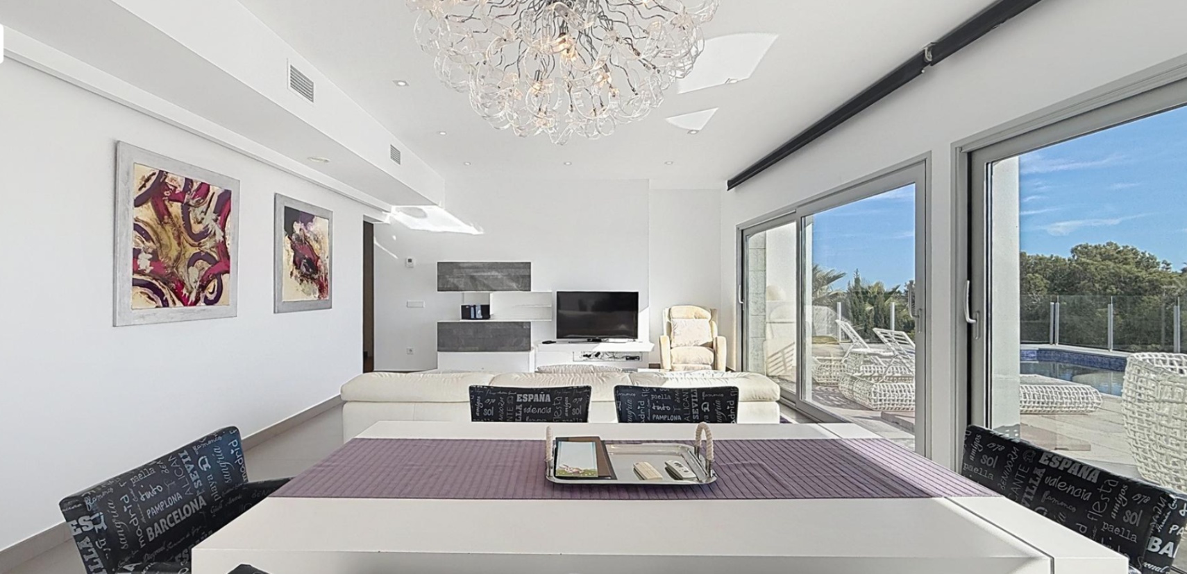 Villa moderne de luxe avec vue panoramique sur la mer dans un quartier résidentiel de Moraira.