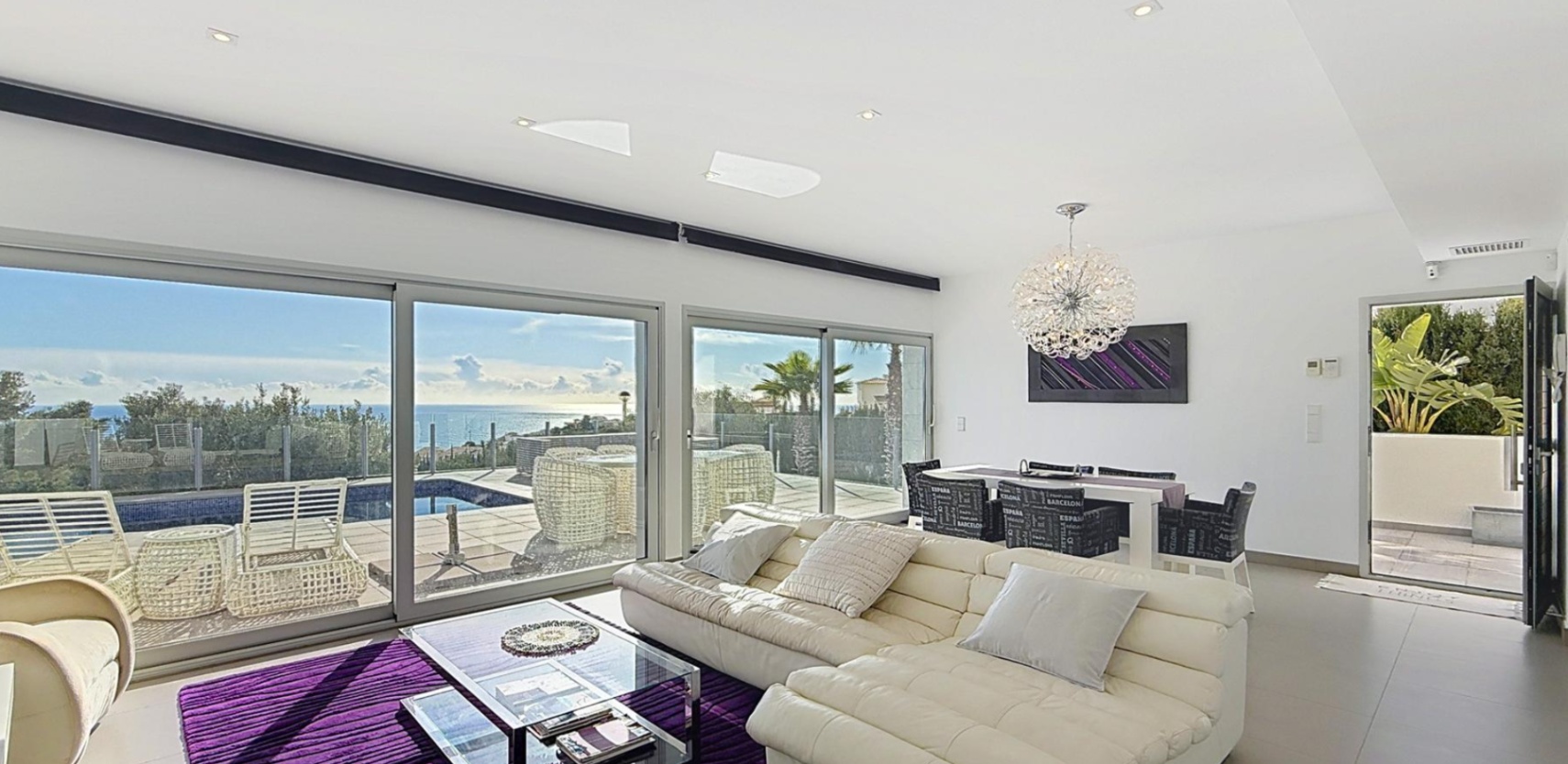 Villa moderne de luxe avec vue panoramique sur la mer dans un quartier résidentiel de Moraira.