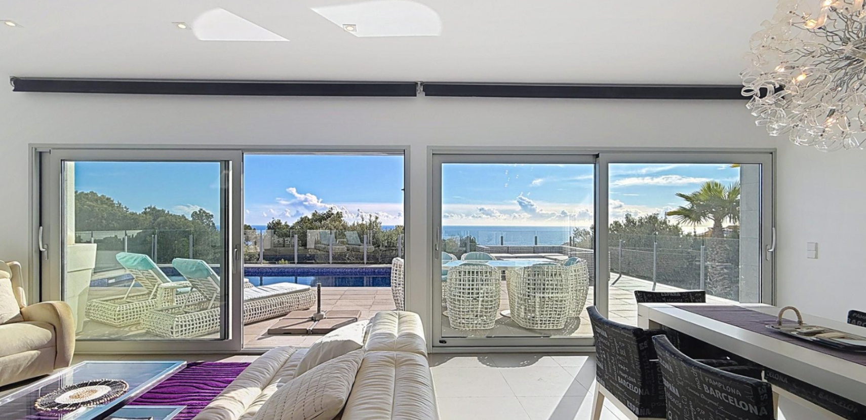 Villa moderne de luxe avec vue panoramique sur la mer dans un quartier résidentiel de Moraira.