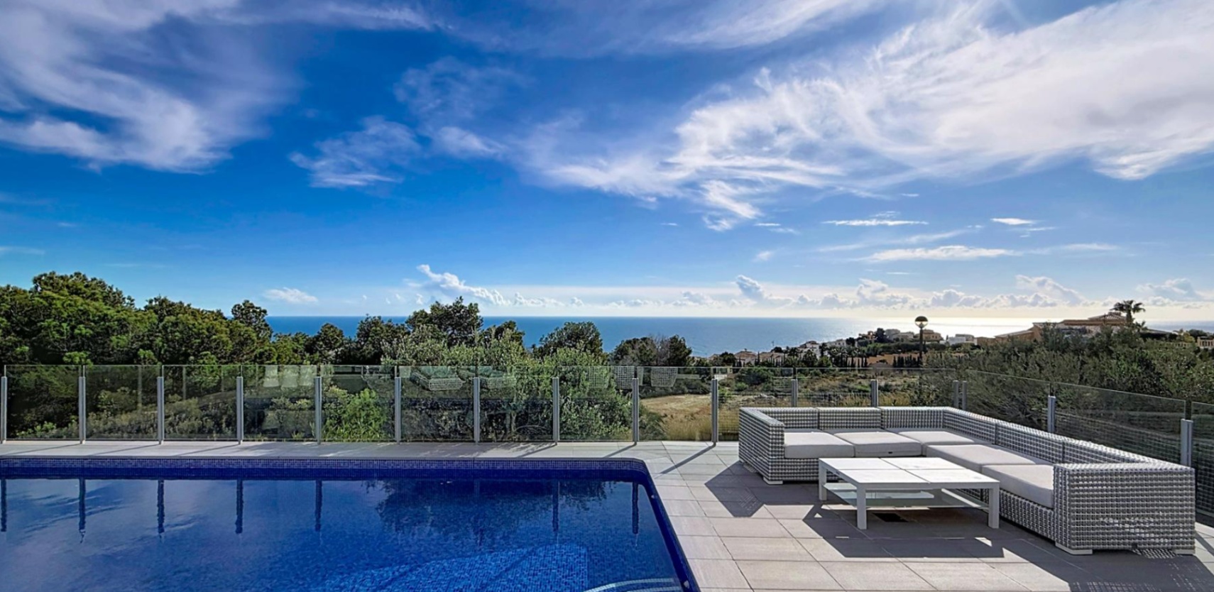 Villa moderne de luxe avec vue panoramique sur la mer dans un quartier résidentiel de Moraira.