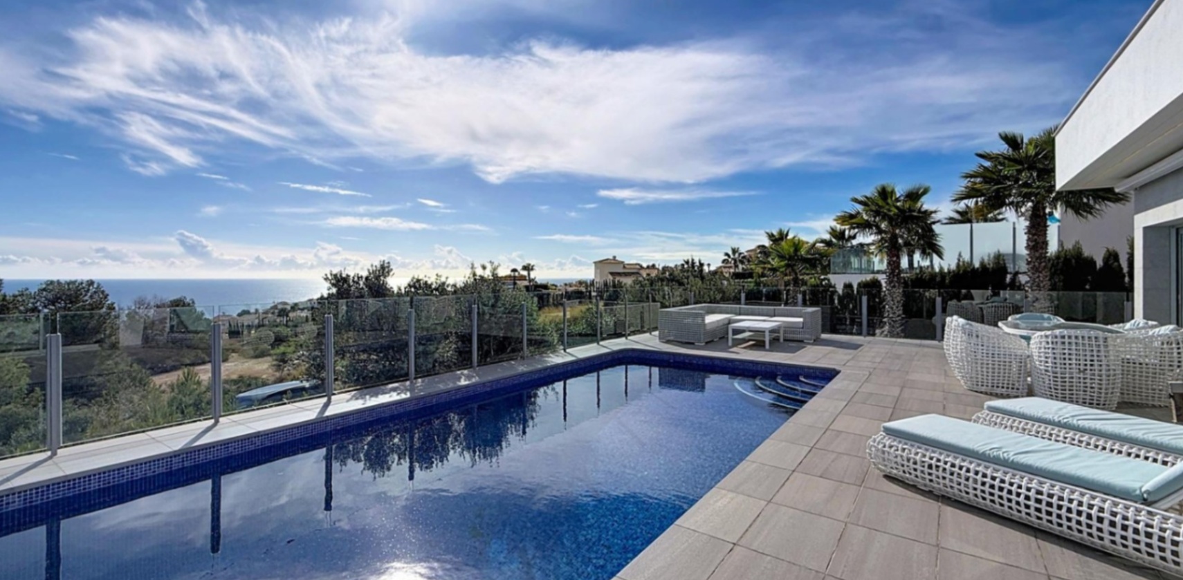 Villa moderne de luxe avec vue panoramique sur la mer dans un quartier résidentiel de Moraira.