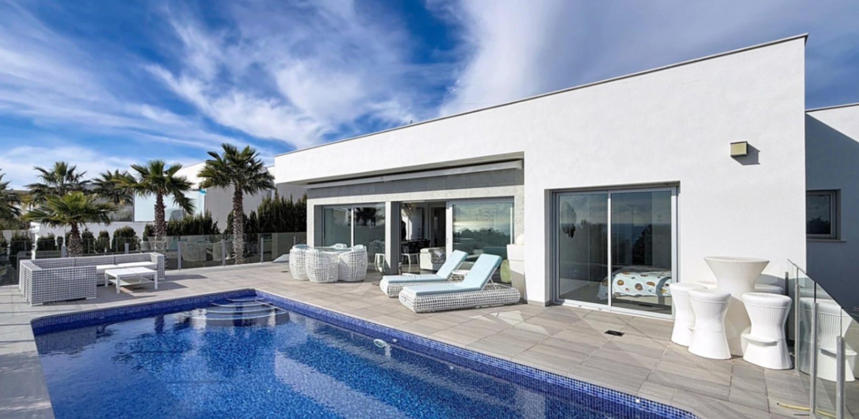 Villa moderne de luxe avec vue panoramique sur la mer dans un quartier résidentiel de Moraira.