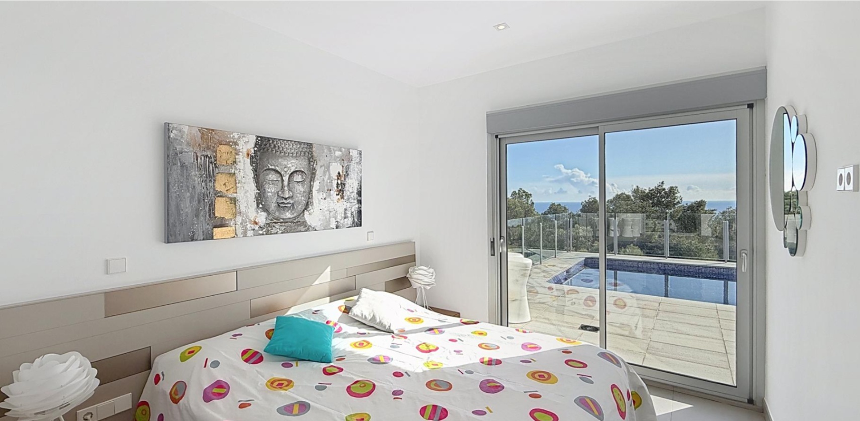 Villa moderne de luxe avec vue panoramique sur la mer dans un quartier résidentiel de Moraira.