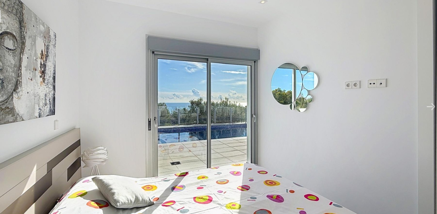 Villa moderne de luxe avec vue panoramique sur la mer dans un quartier résidentiel de Moraira.