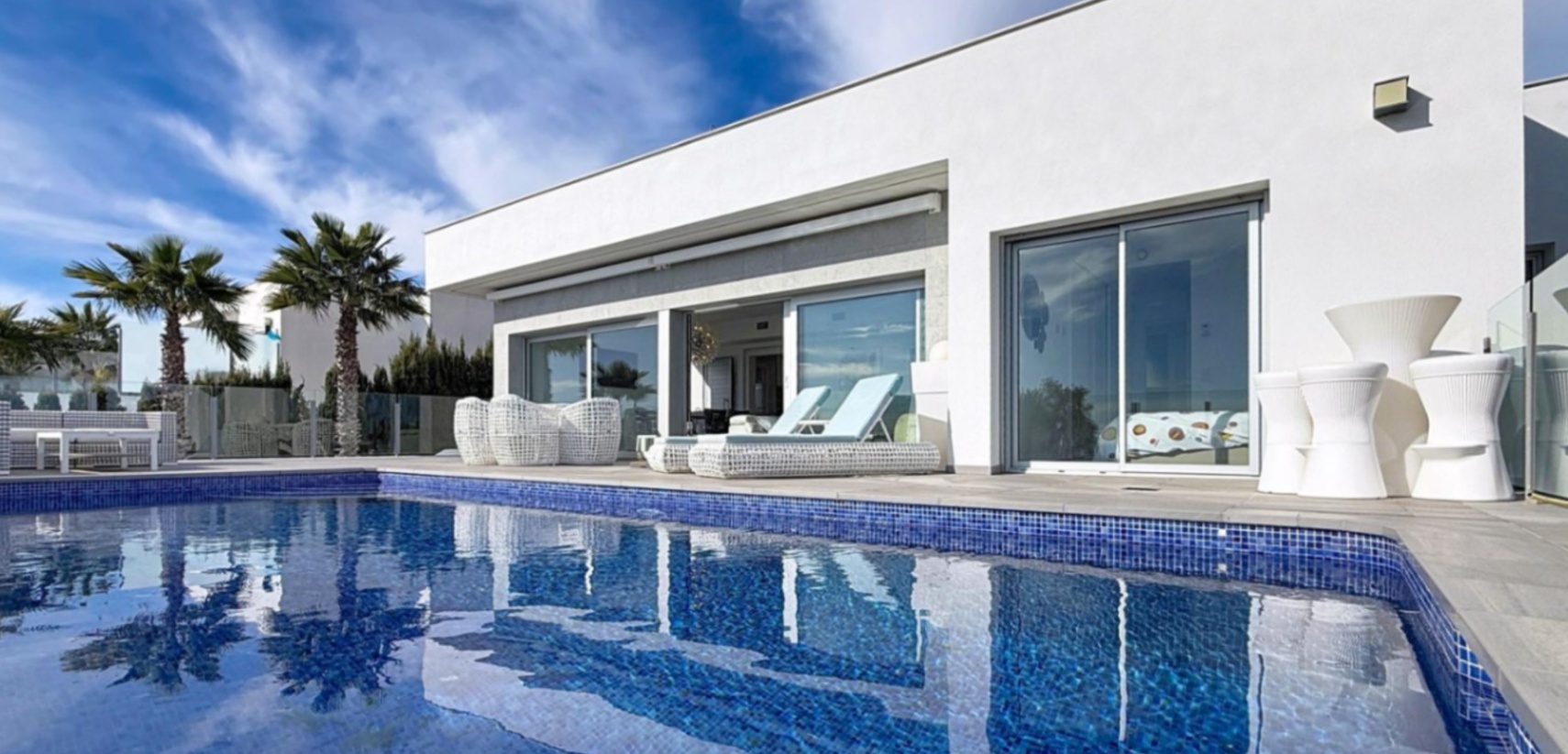 Villa moderne de luxe avec vue panoramique sur la mer dans un quartier résidentiel de Moraira.