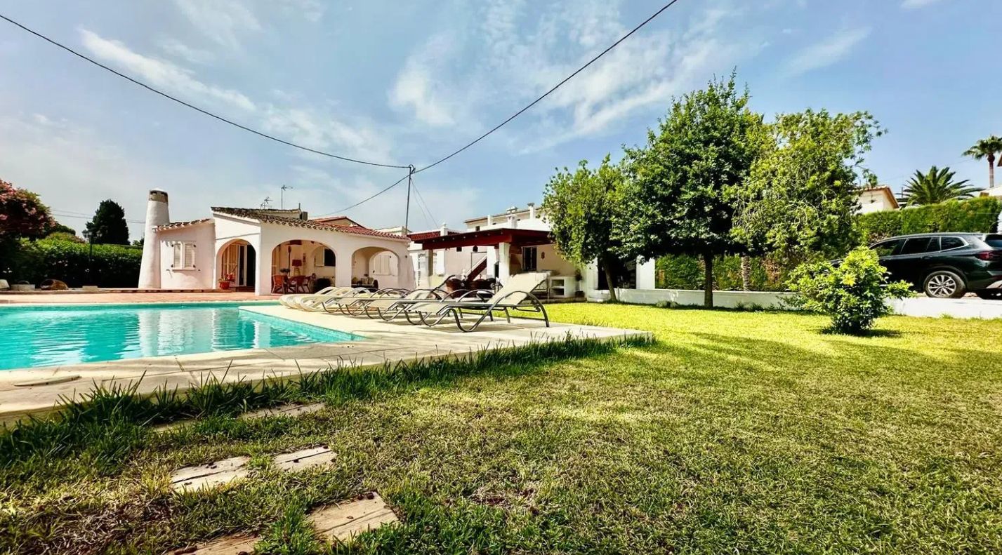 Renovated villa on the front line of Las Marinas, Dénia, just 50 meters from the sea.