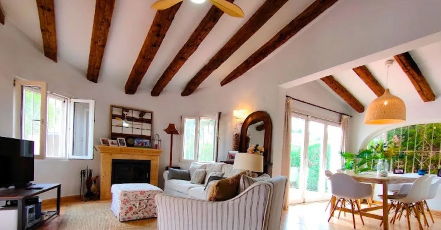 Renovated villa on the front line of Las Marinas, Dénia, just 50 meters from the sea.