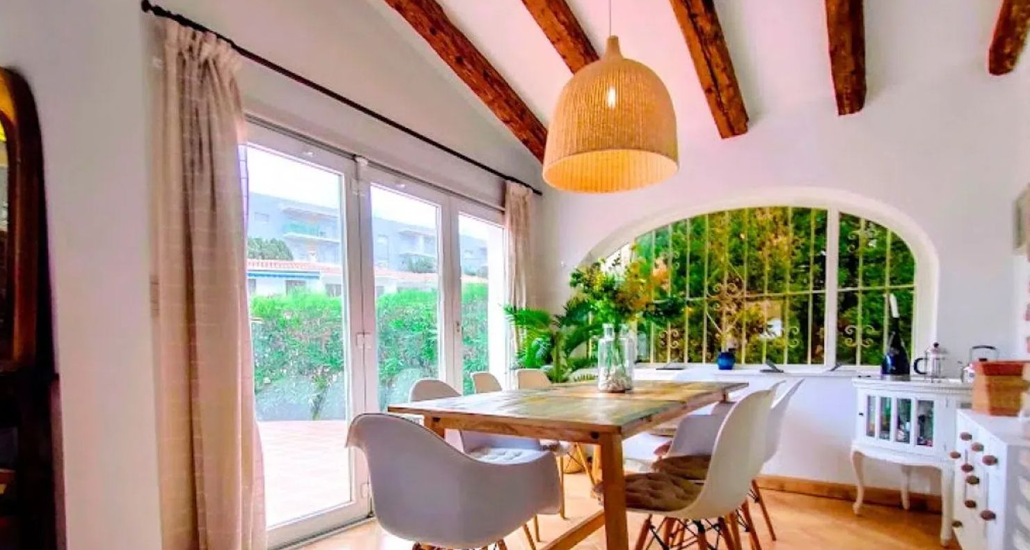 Renovated villa on the front line of Las Marinas, Dénia, just 50 meters from the sea.