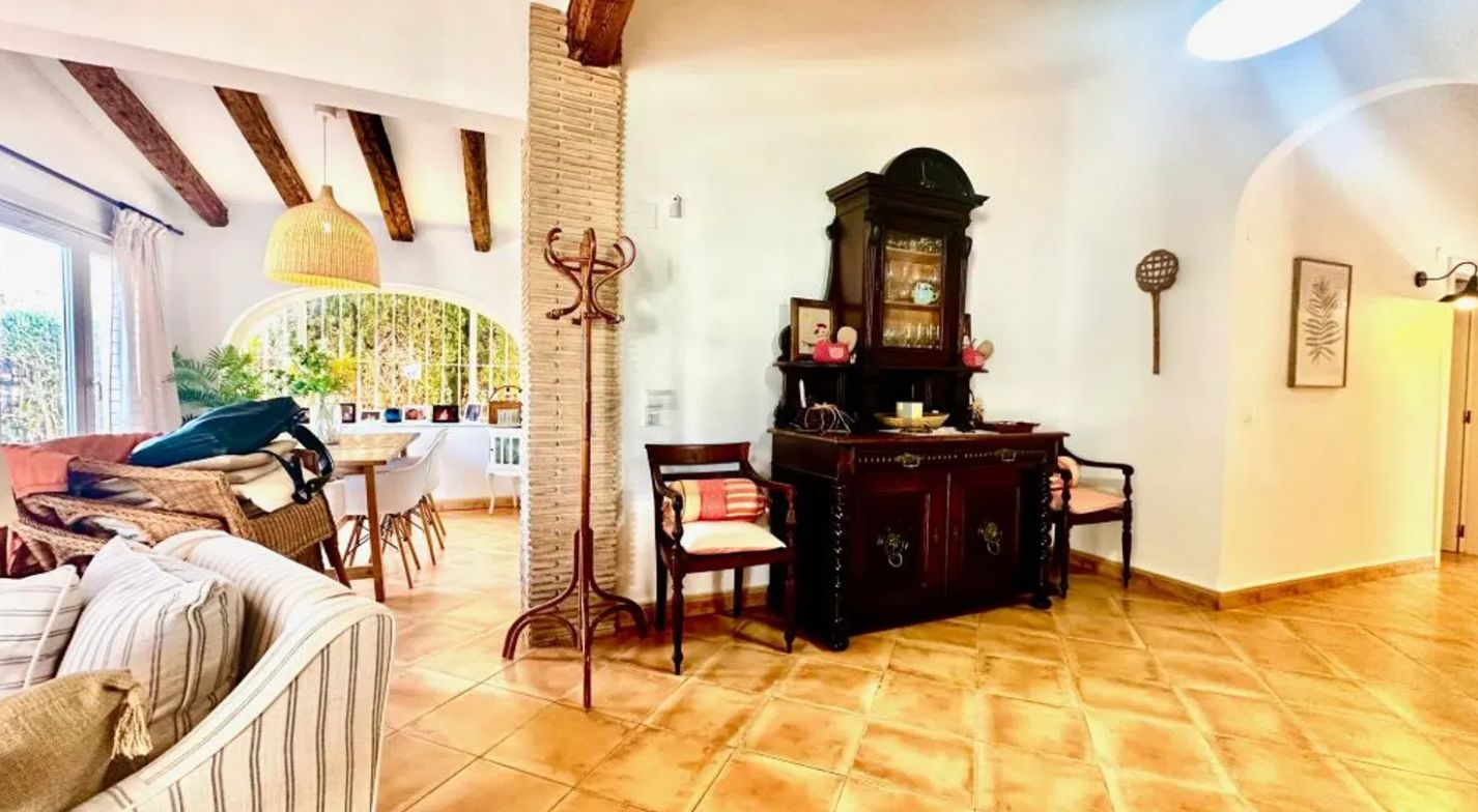 Renovated villa on the front line of Las Marinas, Dénia, just 50 meters from the sea.