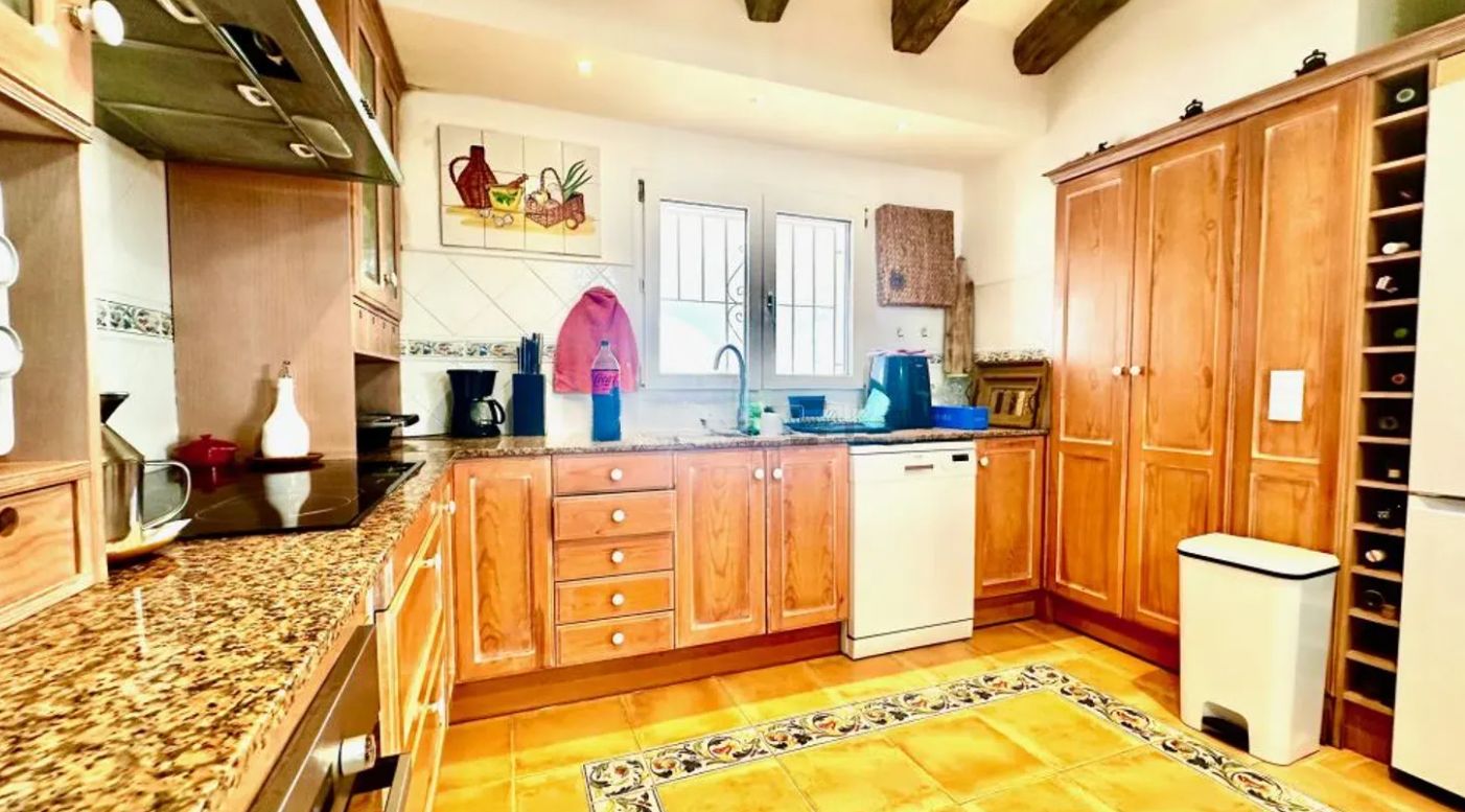 Renovated villa on the front line of Las Marinas, Dénia, just 50 meters from the sea.