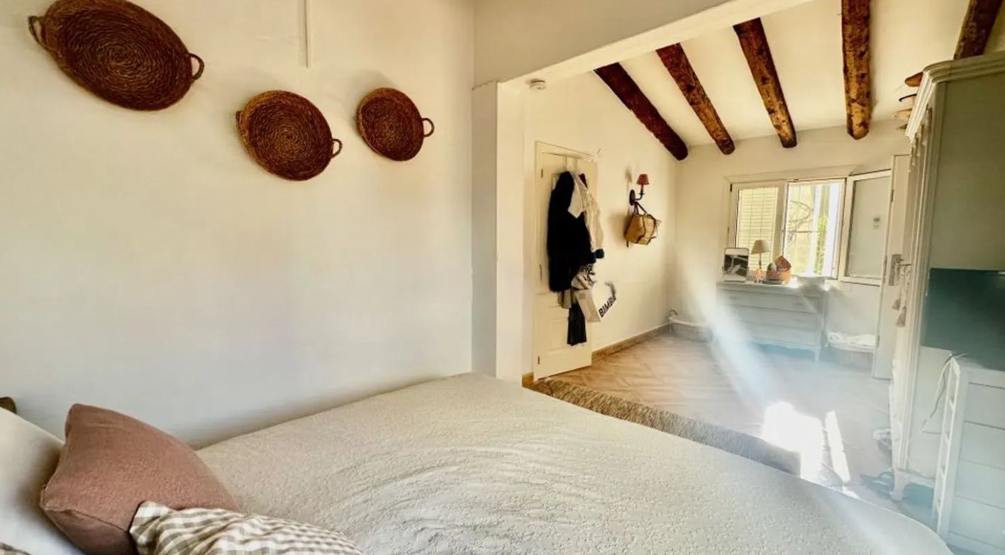 Renovated villa on the front line of Las Marinas, Dénia, just 50 meters from the sea.