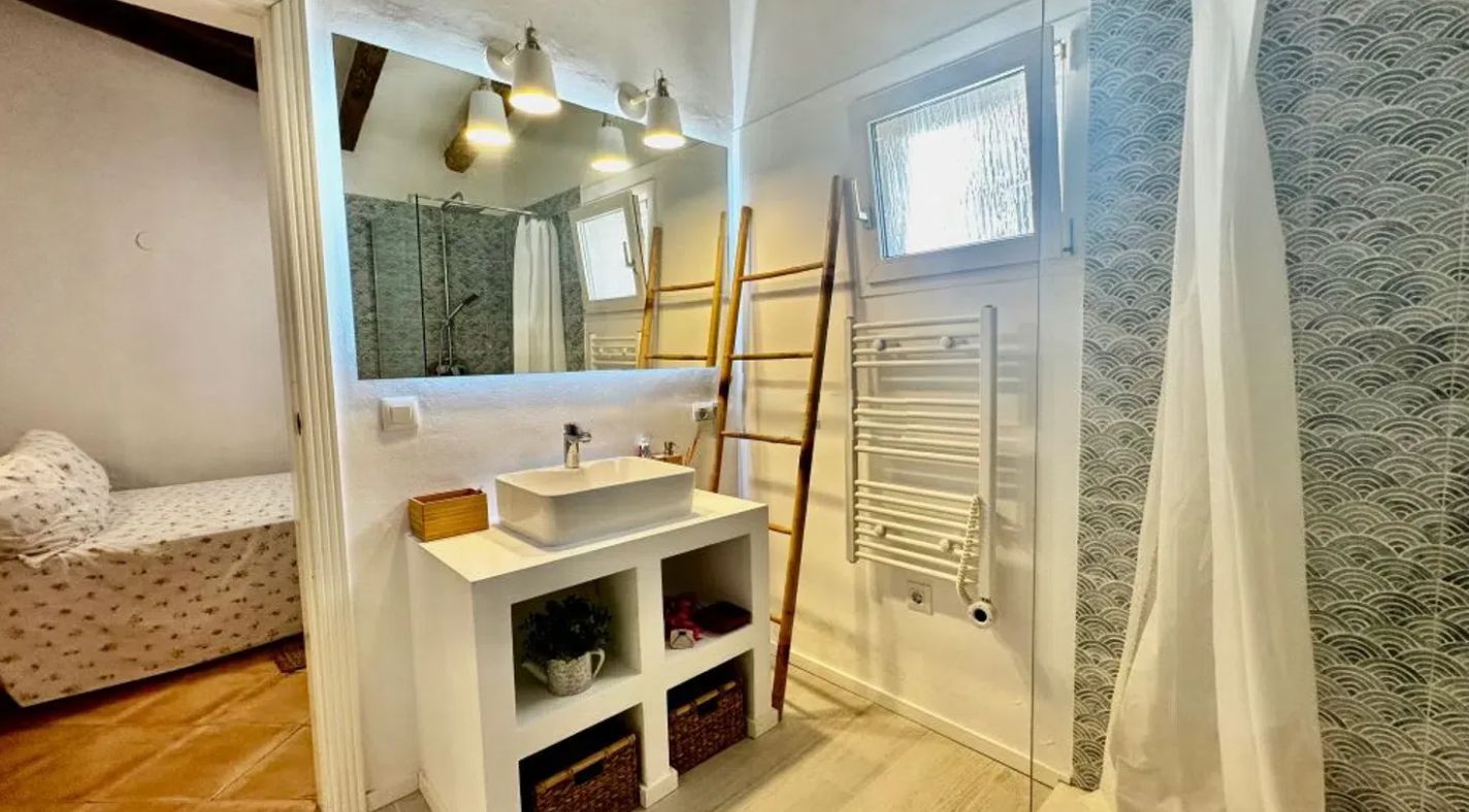 Renovated villa on the front line of Las Marinas, Dénia, just 50 meters from the sea.