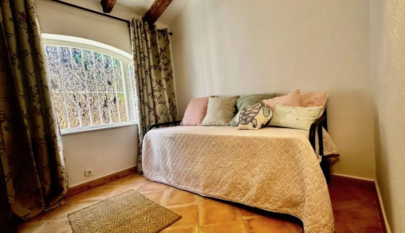 Renovated villa on the front line of Las Marinas, Dénia, just 50 meters from the sea.
