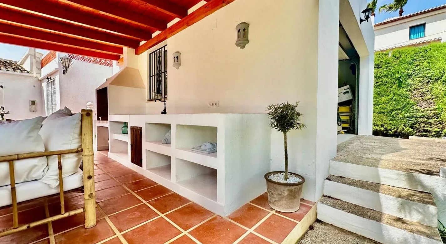 Renovated villa on the front line of Las Marinas, Dénia, just 50 meters from the sea.