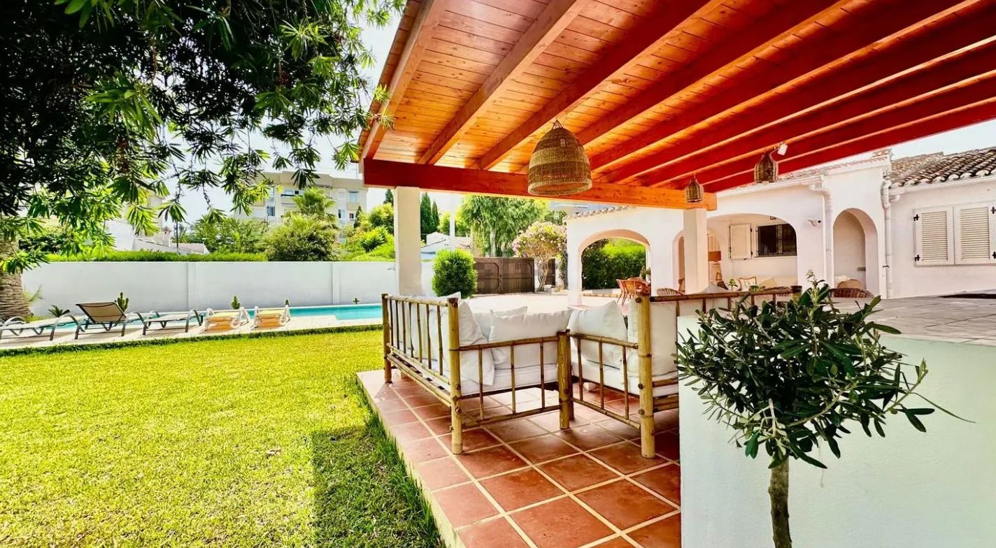 Renovated villa on the front line of Las Marinas, Dénia, just 50 meters from the sea.