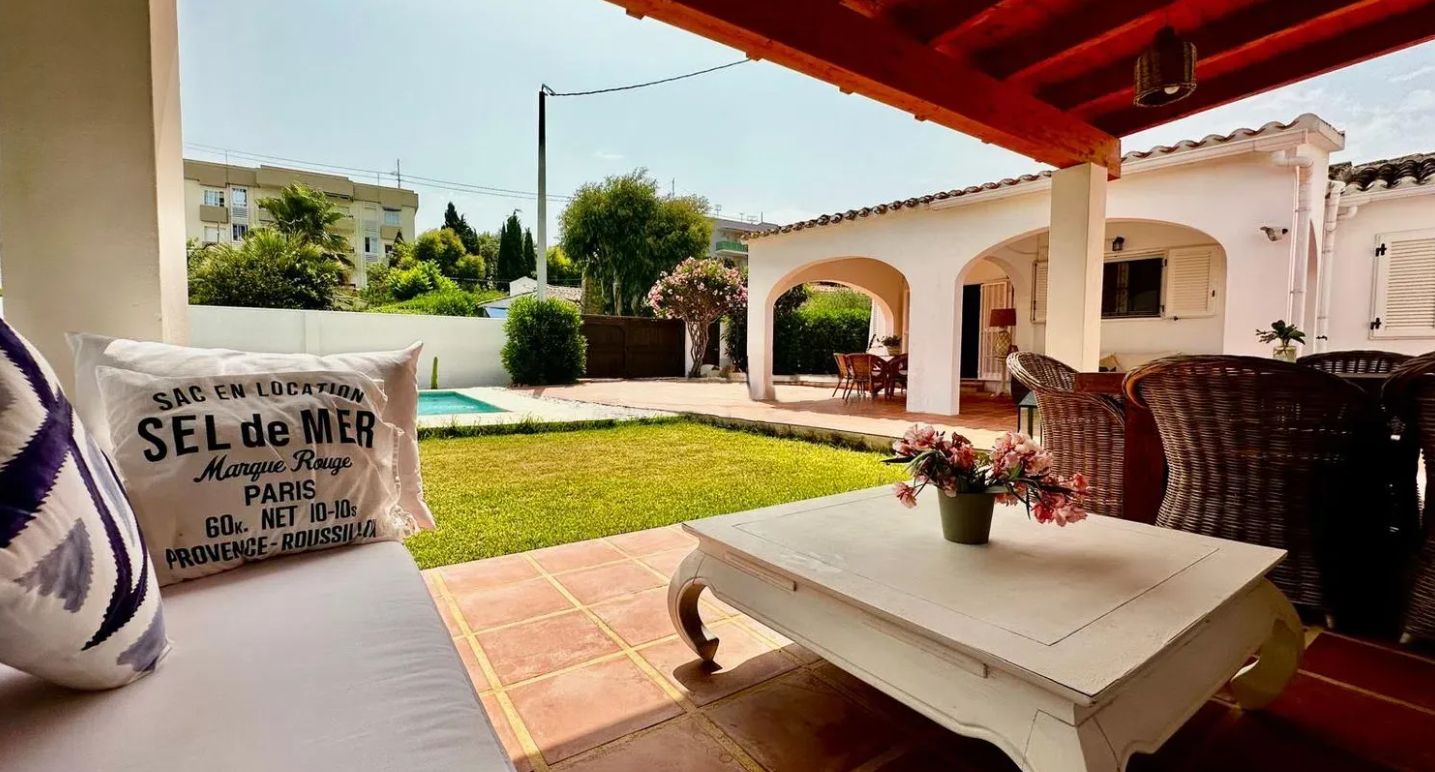 Renovated villa on the front line of Las Marinas, Dénia, just 50 meters from the sea.