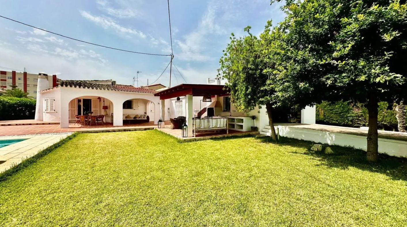 Renovated villa on the front line of Las Marinas, Dénia, just 50 meters from the sea.