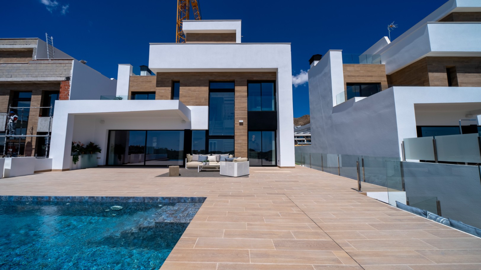 CBHN1250 - Villa moderne neuve avec piscine à débordement, ascenseur privé et vue sur la skyline de Benidorm.